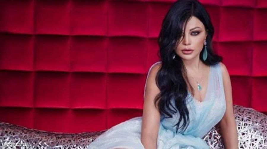 اتفرج – أفخاذ مغرية وصدر مكشوف .. هيفاء وهبي بفستان ذهبي قصير للغاية تغضب الجمهور بجراتها