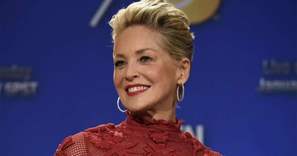 شاهد .. بالصورة - شارون ستون تهدي نفسها هدية مضحكة بمناسبة عيد ميلادها