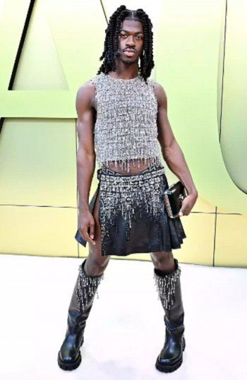 شاهد .. أفضل إطلالات المشاهير في عرض فيرساتشي وجيجي حديد وكيندال جينر على خشبة المسرح