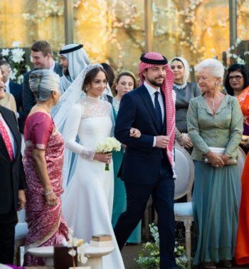 شاهد .. إطلالة ملكوية طغى عليها الدانتيل.. تعرفوا إلى تفاصيل فستان زفاف الأميرة إيمان