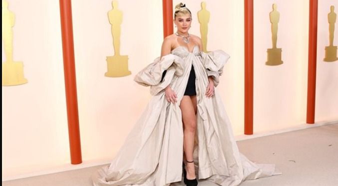 فستان من ورق مكرمش .. الإطلالة الأجرأ في حفل جوائز الأوسكار