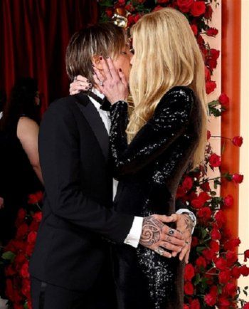 شاهد .. بالصورة-نيكول كيدمان تقبل زوجها على السجادة الحمراء