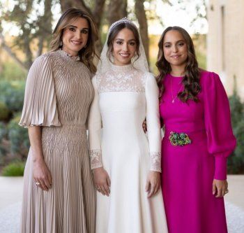 شاهد .. بفستان بسيط ..الملكة رانيا تتألق في حفل زفاف إبنتها الأميرة إيمان..وهذا سعره