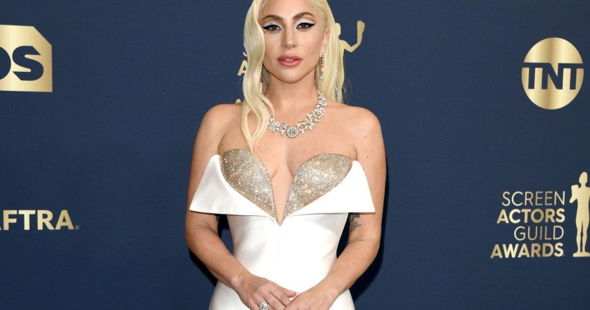 شاهد .. سقوط مصور في حفل الأوسكار.. وهكذا ساعدته ليدي غاغا