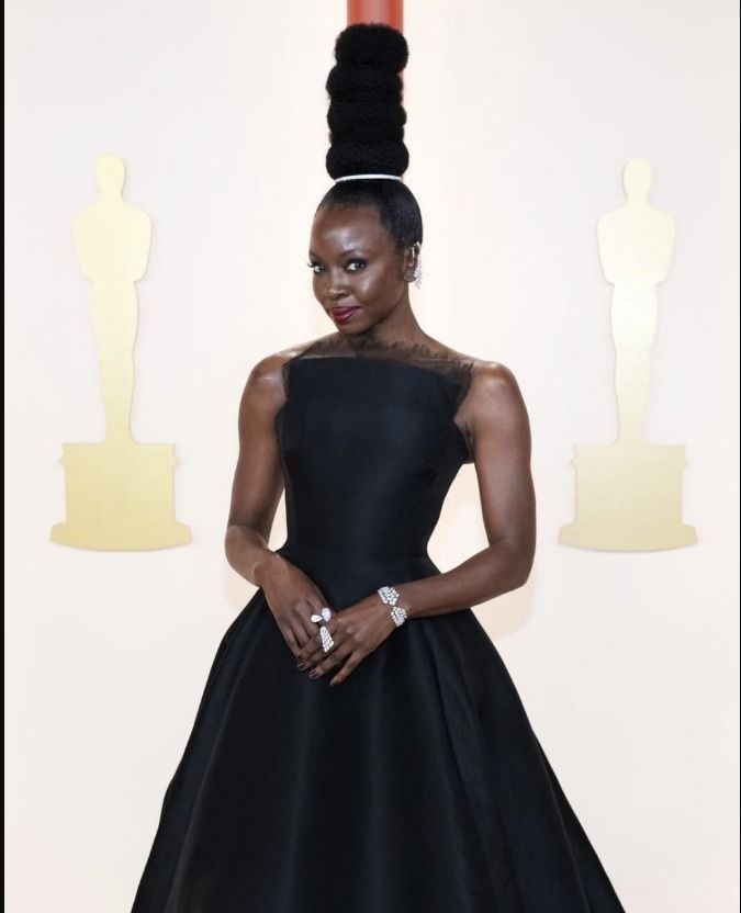 لوبيتا نيونجو بتسريحة شعر غريبة علي سجادة الأوسكار : بتقلد فنانة مصرية