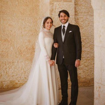 شاهد .. إطلالة ملكوية طغى عليها الدانتيل.. تعرفوا إلى تفاصيل فستان زفاف الأميرة إيمان