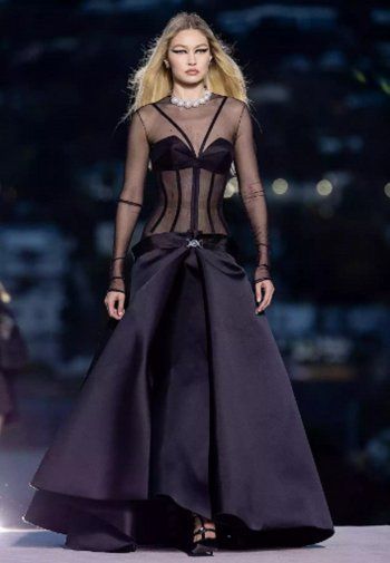 شاهد .. أفضل إطلالات المشاهير في عرض فيرساتشي وجيجي حديد وكيندال جينر على خشبة المسرح