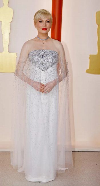 شاهد .. بالصور - ليدي غاغا على السجادة الحمراء بفستان جيجي حديد وريهانا بفستان ضيق يظهر مفاتنها... إليكم أبرز إطلالات الأوسكار