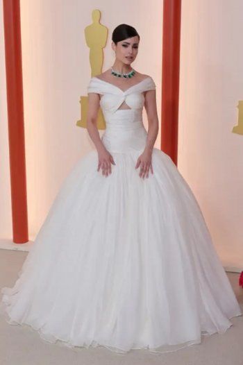 شاهد .. بالصور - ليدي غاغا على السجادة الحمراء بفستان جيجي حديد وريهانا بفستان ضيق يظهر مفاتنها... إليكم أبرز إطلالات الأوسكار