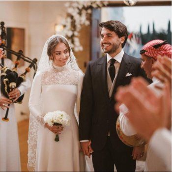 شاهد .. إطلالة ملكوية طغى عليها الدانتيل.. تعرفوا إلى تفاصيل فستان زفاف الأميرة إيمان