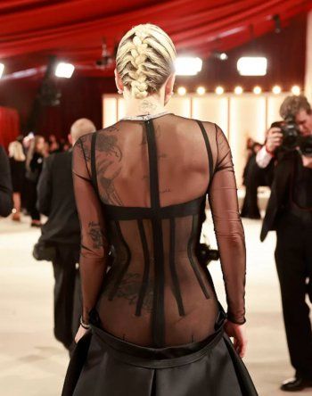 شاهد .. بالصور - ليدي غاغا على السجادة الحمراء بفستان جيجي حديد وريهانا بفستان ضيق يظهر مفاتنها... إليكم أبرز إطلالات الأوسكار