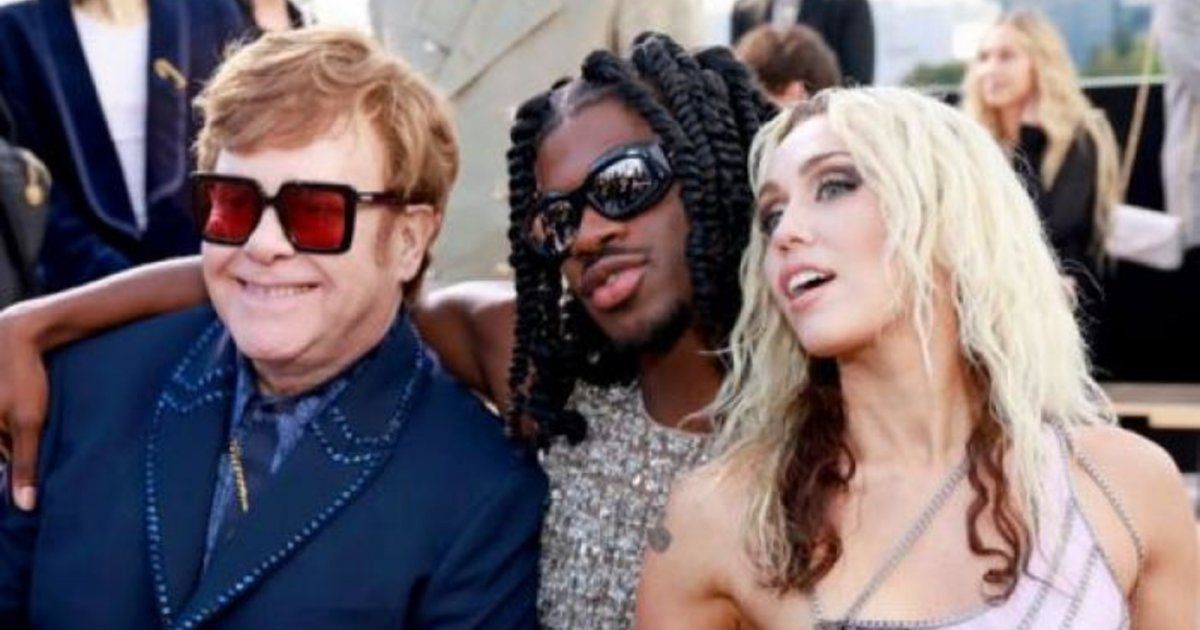 شاهد .. أفضل إطلالات المشاهير في عرض فيرساتشي وجيجي حديد وكيندال جينر على خشبة المسرح