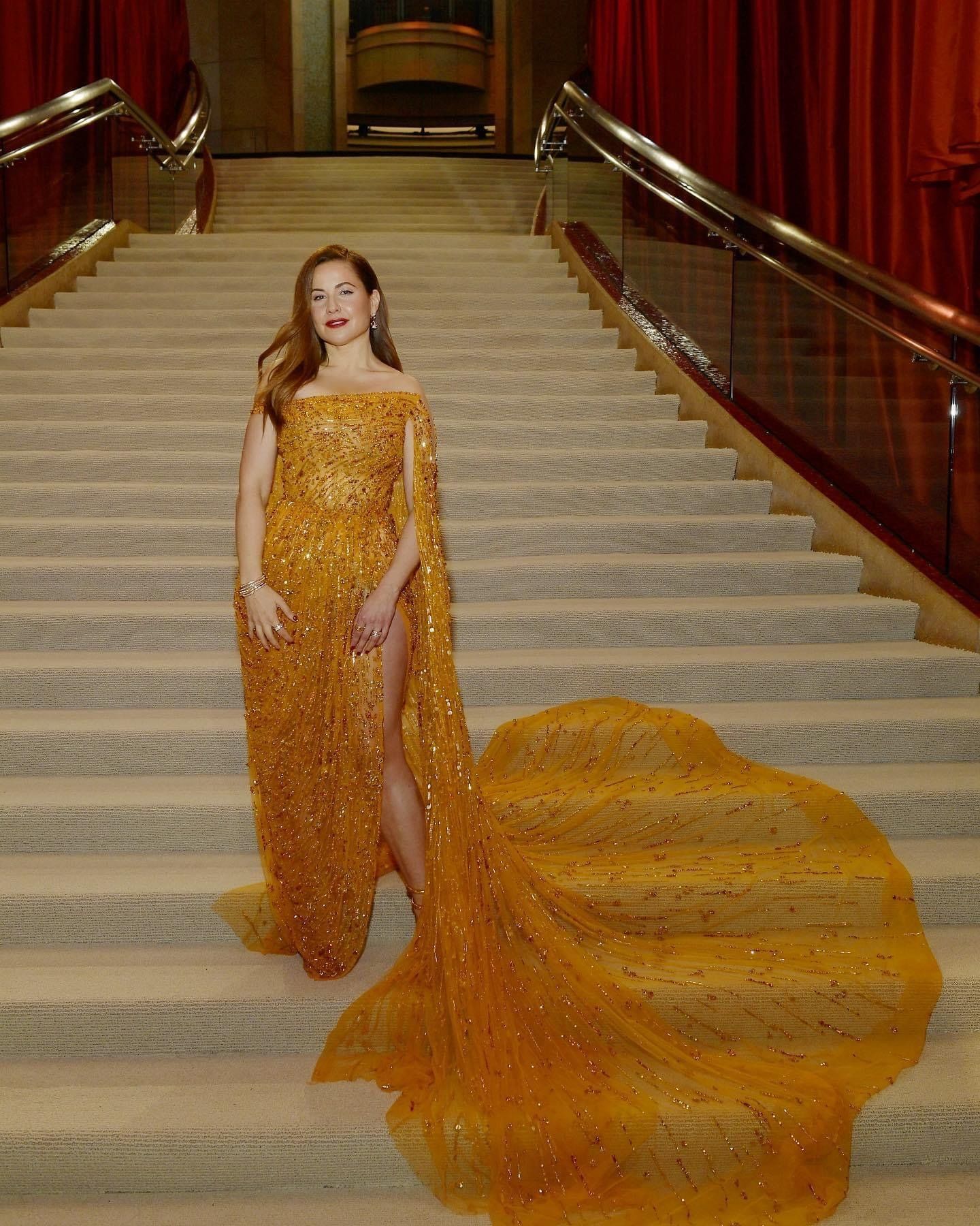 فستان مرصع بالذهب.. ريا أبي راشد تتألق علي سجادة الأوسكار