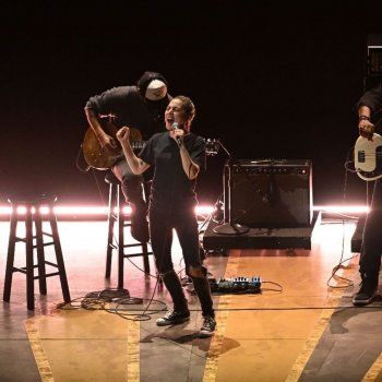 شاهد .. إطلالة بسيطة ومن دون مكياج..ليدي غاغا تصدم الحضور في حفل الأوسكار