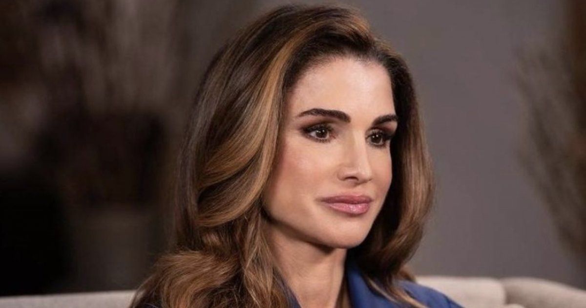 شاهد .. بفستان بسيط ..الملكة رانيا تتألق في حفل زفاف إبنتها الأميرة إيمان..وهذا سعره