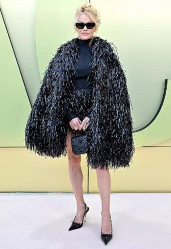 شاهد .. أفضل إطلالات المشاهير في عرض فيرساتشي وجيجي حديد وكيندال جينر على خشبة المسرح