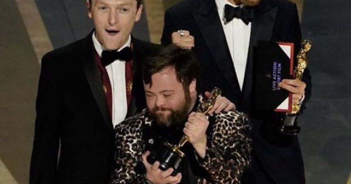 شاهد .. والد جيمس مارتن في أول تعليق على فوز إبنه بالأوسكار كأول مصاب بمتلازمة دوان