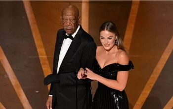 شاهد .. مورغان فريمان يطل في حفل الأوسكاربقفاز أسود..ما السبب؟