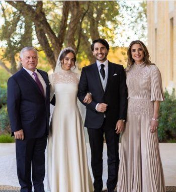 شاهد .. إطلالة ملكوية طغى عليها الدانتيل.. تعرفوا إلى تفاصيل فستان زفاف الأميرة إيمان