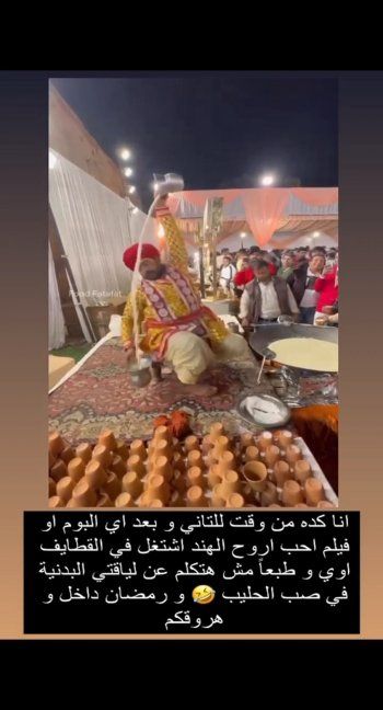 شاهد .. شبيه تامر حسني يبيع الحلويات في شوارع الهند والأخير يعلق بطرافة