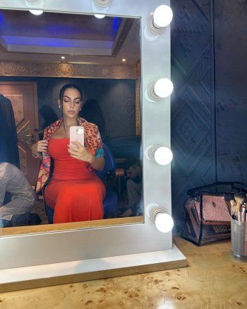 بالصور: جورجينا تتجول بفستان مثير والجمهور : حرام ده في السعودية