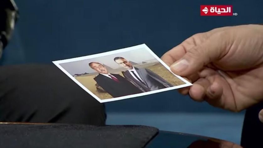 شاهد تأثر شديد من عمرو الليثي بعد ما الساحر بيتر عمل له صورة مع والده الراحل ممدوح الليثي!