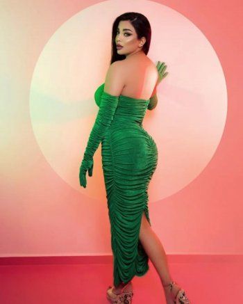 شاهد .. رولا يموت تستعرض مفاتنها بفستان مخملي أخضر-بالصور