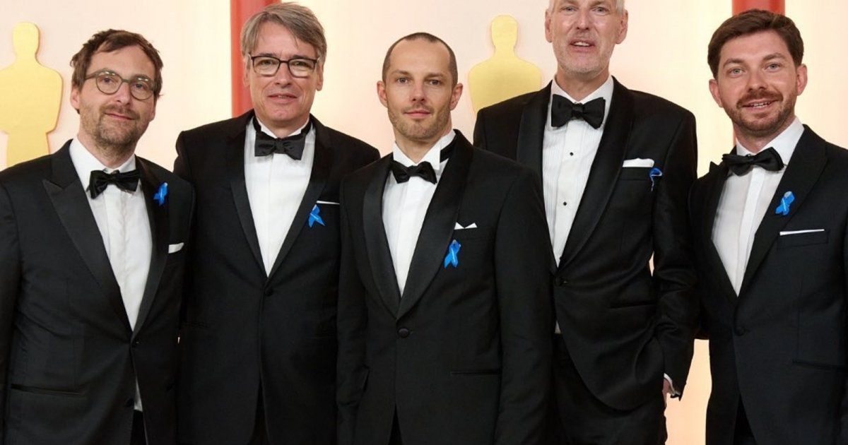 شاهد .. ماذا تعني الشارة الزرقاء التي ارتداها النجوم في حفل الأوسكار؟