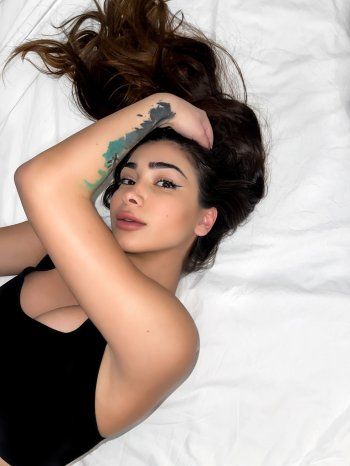 شاهد .. إبنة نوال الزغبي تطل من السرير.. وصورتها تحدث بلبلة