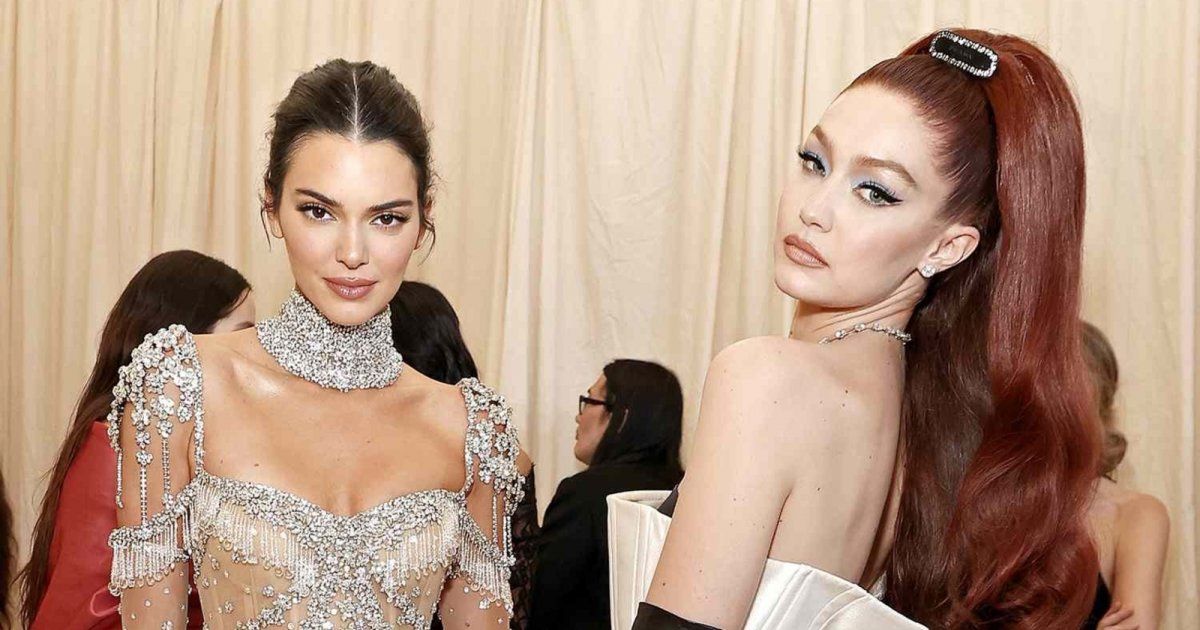 شاهد .. قبلة جيجي حديد وكيندال جينر الرومانسية في حفل ما بعد الأوسكار تحدث بلبلة واسعة