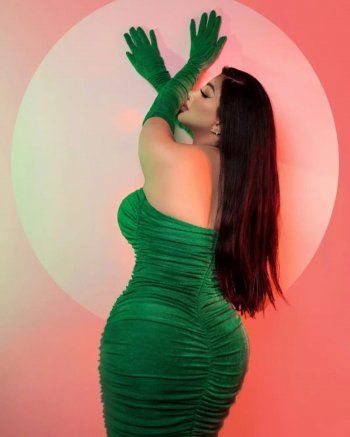 شاهد .. رولا يموت تستعرض مفاتنها بفستان مخملي أخضر-بالصور