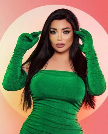 شاهد .. رولا يموت تستعرض مفاتنها بفستان مخملي أخضر-بالصور