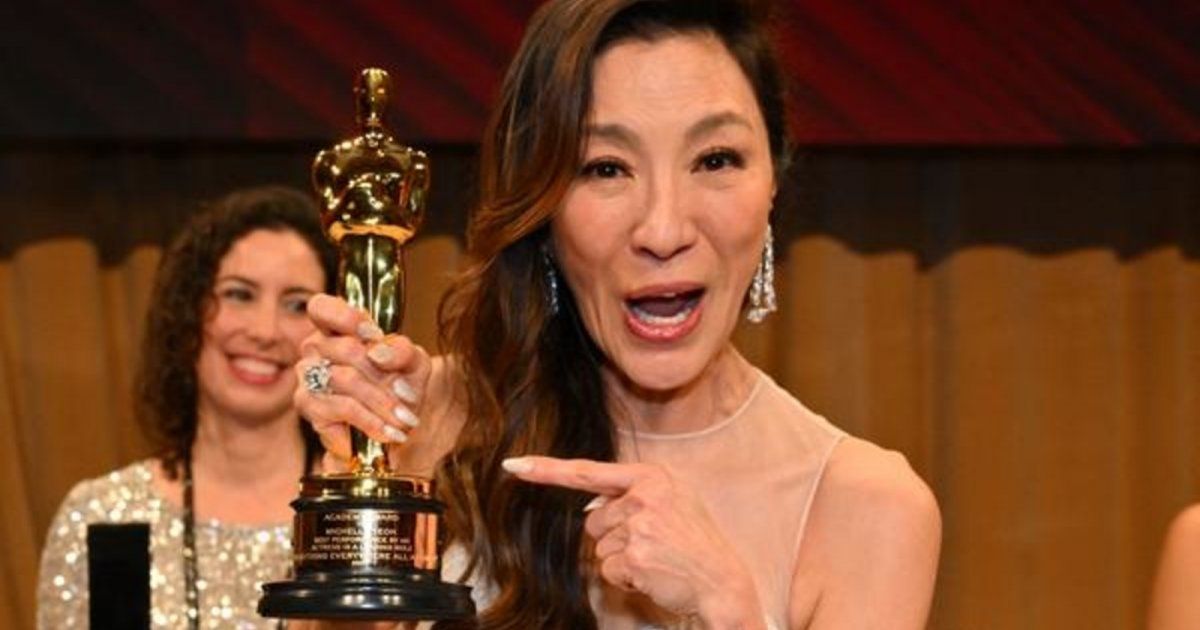 شاهد .. الملك تشارلز يهنئ ميشيل يوه على فوزها بالأوسكار