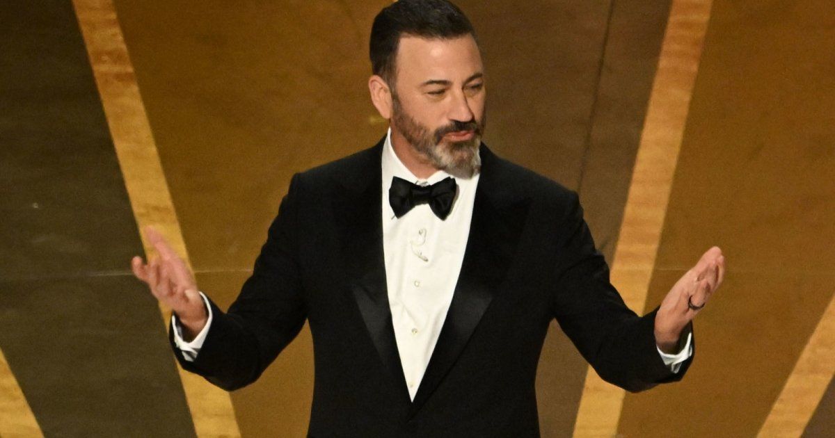 شاهد .. بالفيديو- جيمي كيميل يهبط على مسرح الأوسكار ببارشوت