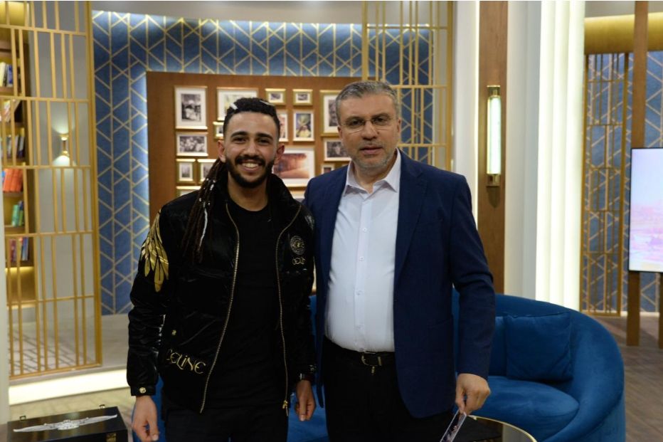 شاهد تأثر شديد من عمرو الليثي بعد ما الساحر بيتر عمل له صورة مع والده الراحل ممدوح الليثي!