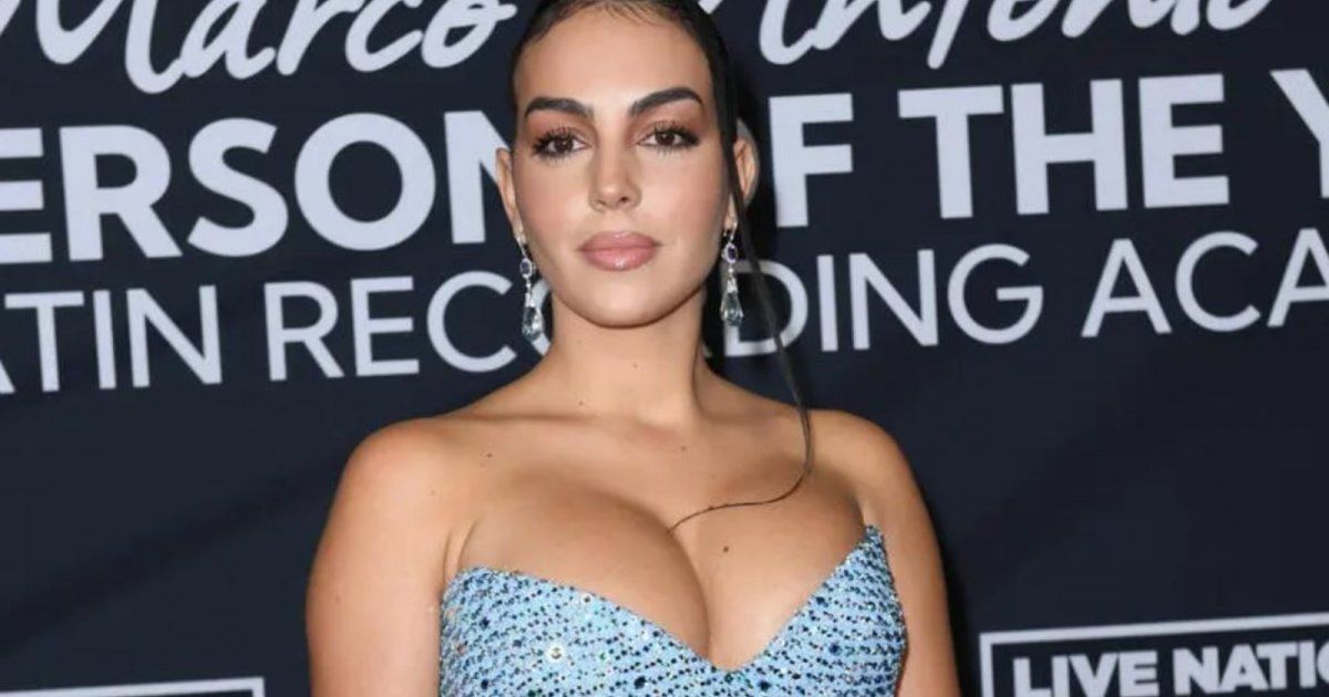 شاهد .. بالصور- جورجينا رودريغيز تتجول في الرياض بفستان مثير والجمهور : حرام ده في السعودية