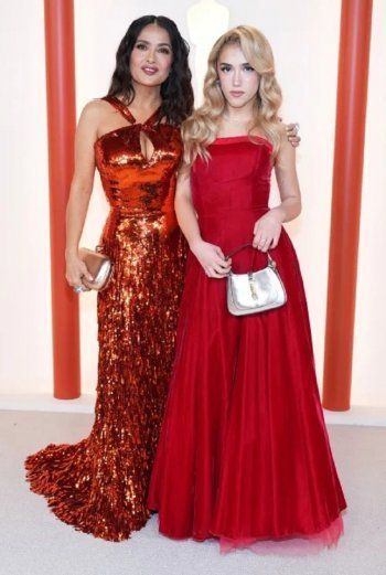 شاهد .. بالصورة - ظهور إبنة سلمى حايك برفقتها في حفل الأوسكار..وتتألقان بالأحمر