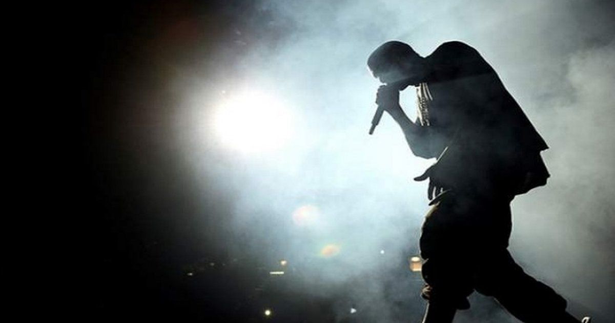 شاهد .. فنان مصري شهير يفقد صوته بسبب الحزن