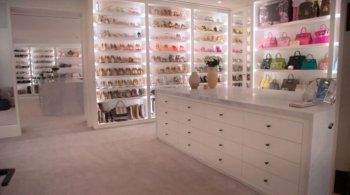 شاهد .. جولة في خزانة كلوي كارداشيان.. فيها أحذية وحقائب بآلاف الدولارات - بالصور