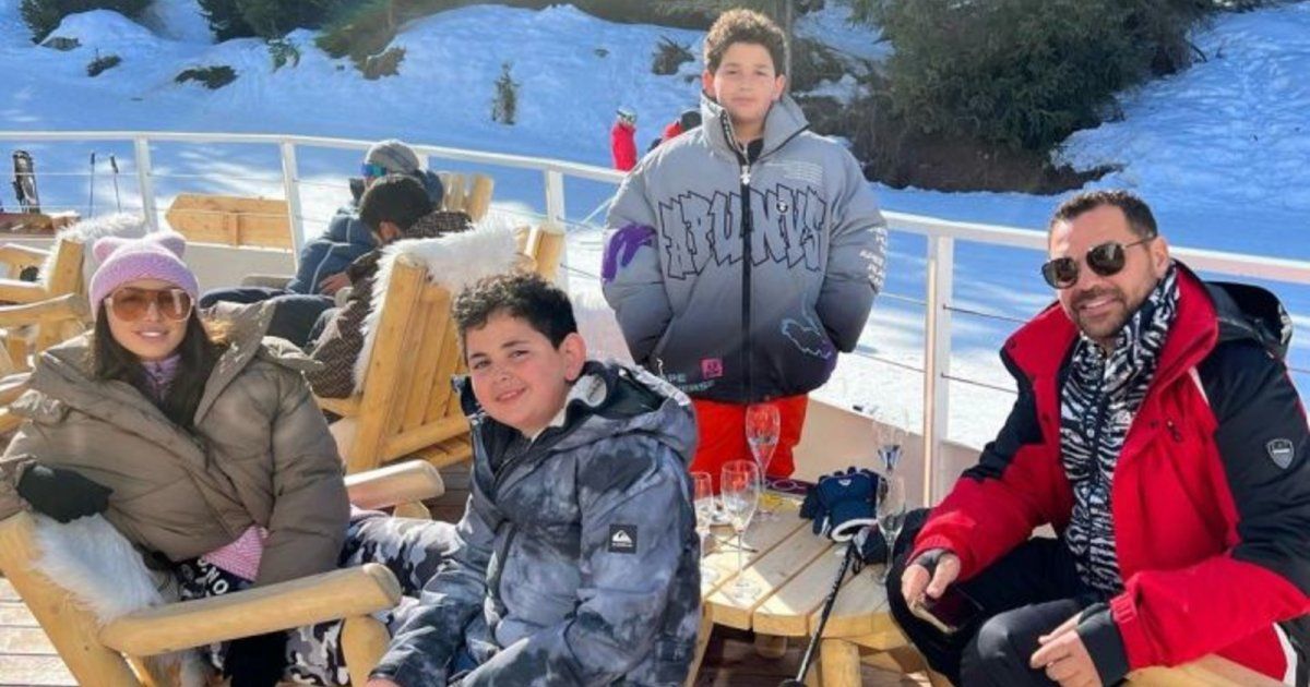 شاهد .. طارق العريان يصطحب أولاده من أصالة في إجازة مع نيكول سعفان-بالصور