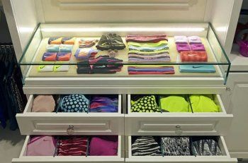 شاهد .. جولة في خزانة كلوي كارداشيان.. فيها أحذية وحقائب بآلاف الدولارات - بالصور