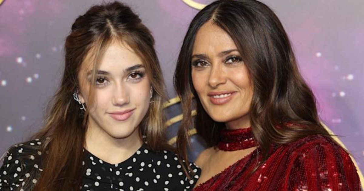 شاهد .. بالصور - فالنتينا بالوما بينو ترتدي فستان والدتها سلمى حايك بعد 26 عاماً