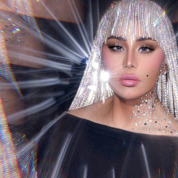 شاهد .. أحلام تضع شعراً مستعاراً من الألماس وهيفا وهبي تعبر عن إعجابها-بالصورة