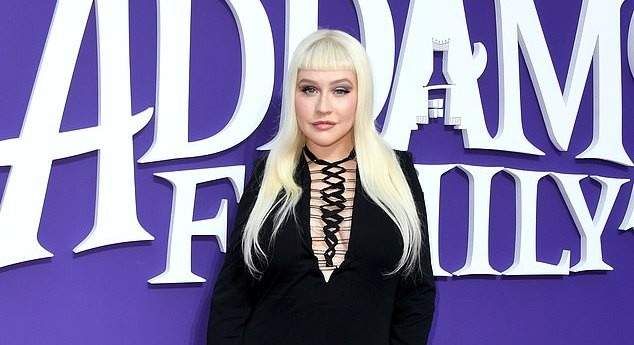 شاهد .. بالصور - كريستينا أغيليرا تتألق في حفل Vanity Fair.. وهذا رأيها بالتقدم في السن