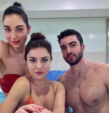 شاهد .. سارة أبي كنعان بالمايوه.. والمعجبات يطلبن يد شقيقها الوسيم للزواج - بالصورة