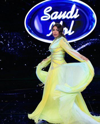 شاهد .. فستان أحلام ذو فتحتين طويلتين.. هكذا أنقذت الموقف ! - بالصور