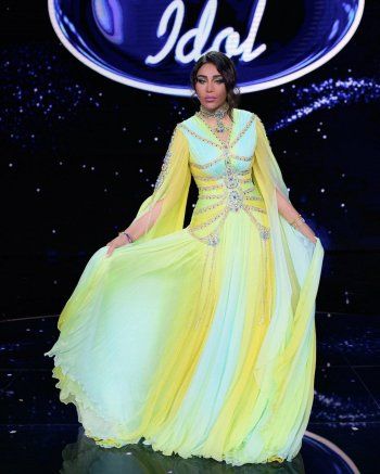 شاهد .. فستان أحلام ذو فتحتين طويلتين.. هكذا أنقذت الموقف ! - بالصور