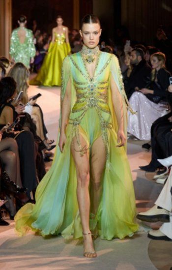 شاهد .. فستان أحلام ذو فتحتين طويلتين.. هكذا أنقذت الموقف ! - بالصور