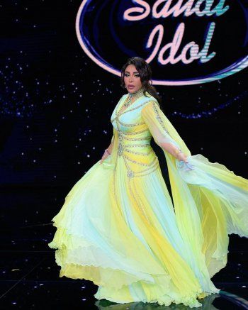 شاهد .. فستان أحلام ذو فتحتين طويلتين.. هكذا أنقذت الموقف ! - بالصور