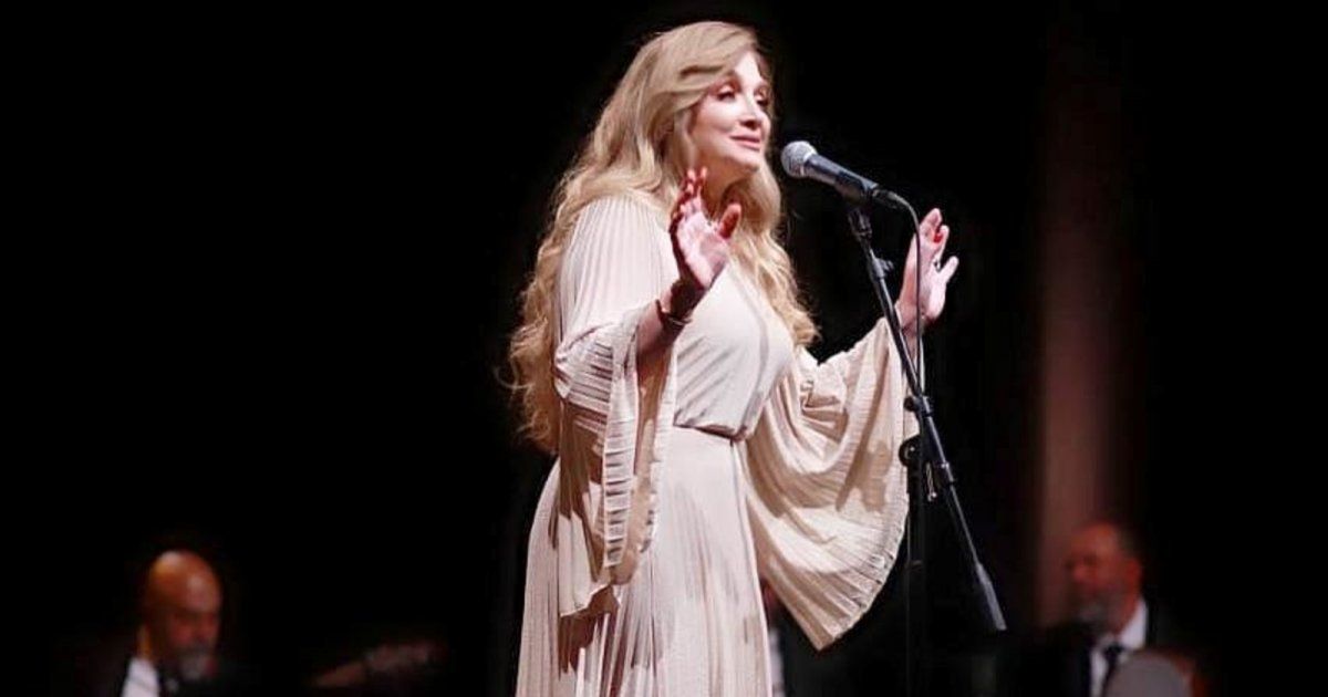 شاهد .. خاص - سمية بعلبكي أبدعت في "ليالي الأنس" أطربت الآذان وإحتلت القلوب